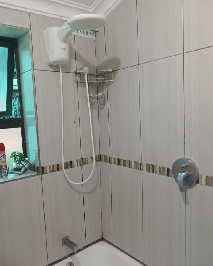 Super Ducha 4T+ installed above a bath